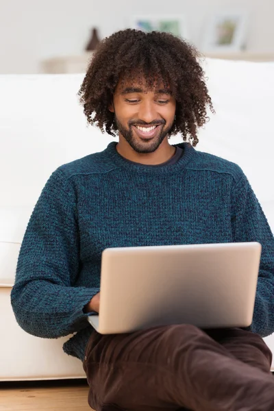 Bonito quadril jovem afro-americano homem — Fotografia de Stock