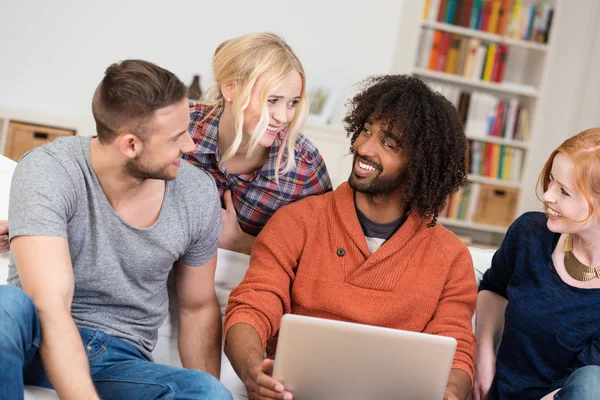 Grupp unga vänner leende att ha kul — Stockfoto