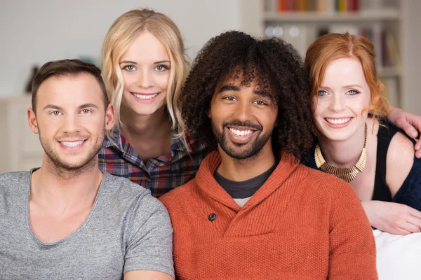 Glad grupp unga multiracial vänner — Stockfoto