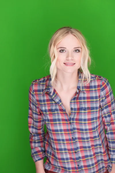 Lachende vrij blonde vrouw in een gecontroleerde shirt — Stockfoto