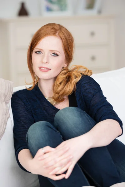 Hermosa mujer pensativa relajándose en casa — Foto de Stock