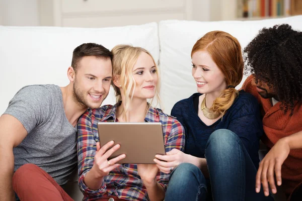 Groupe d'amis regardant une tablette — Photo