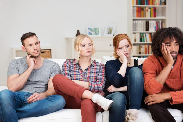 Grupo entediado de amigos multirraciais relaxar em casa — Fotografia de Stock