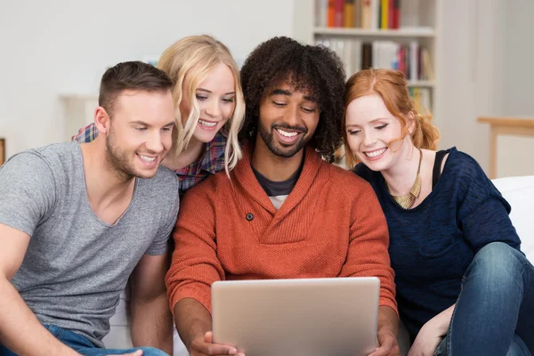 Jovem grupo feliz de amigos multirraciais — Fotografia de Stock