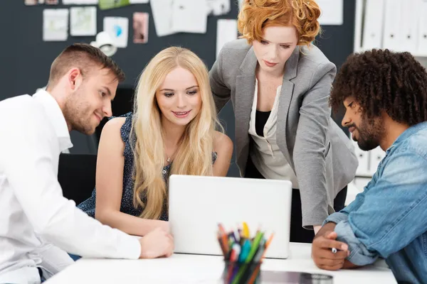 Quatro jovens multiétnicos empresários — Fotografia de Stock