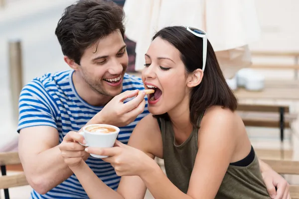 Joven pareja bebiendo café — Foto de Stock