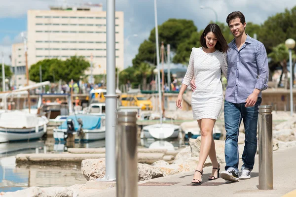 Coppia a piedi accanto al porto turistico — Foto Stock