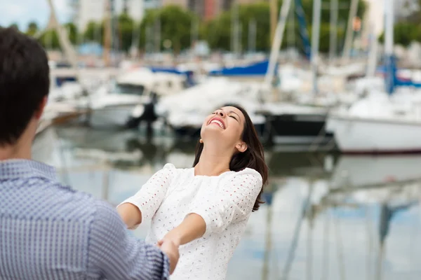 Γελώντας γυναίκα απολαμβάνει ημέρα στην ακτή — Φωτογραφία Αρχείου