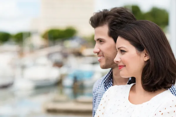 Couple looking out over harbour — Stock Photo, Image