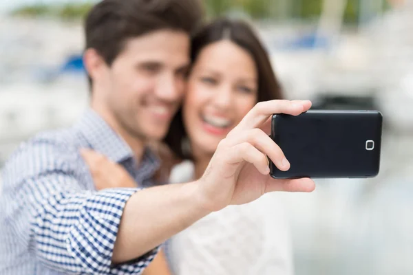 Jeune couple prenant autoportrait — Photo