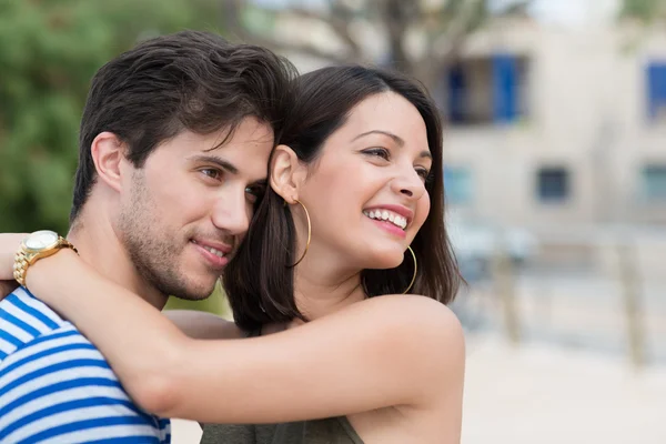 Feliz casal amoroso assistindo algo — Fotografia de Stock