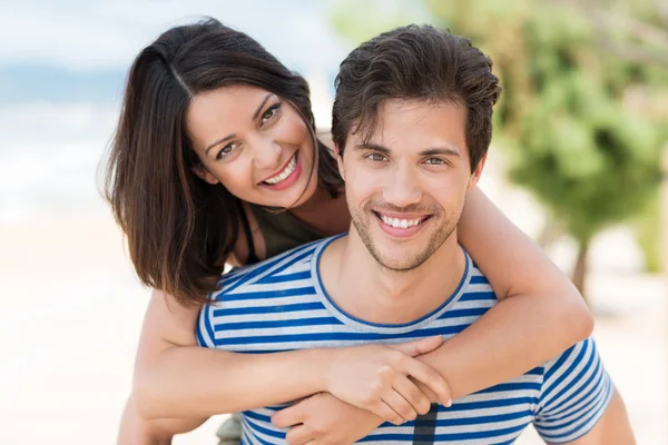 Casal amoroso sorrindo com prazer — Fotografia de Stock