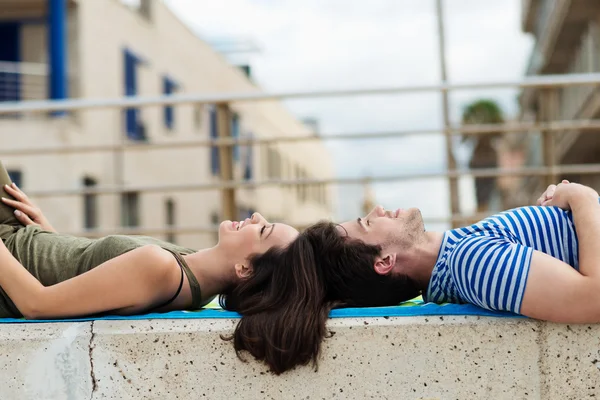 Paar ontspannen op wand — Stockfoto