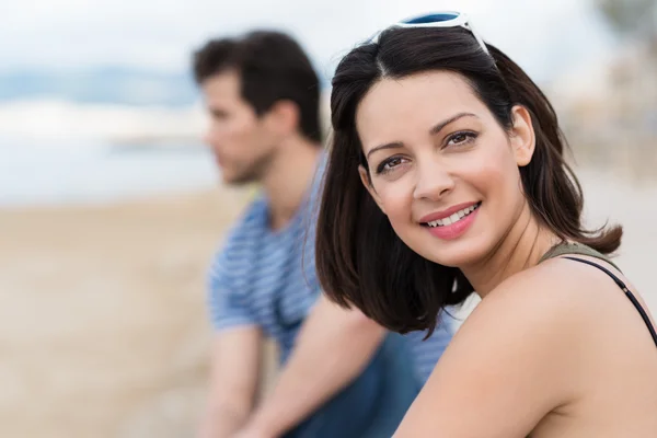 Frau genießt Tag am Strand — Stockfoto
