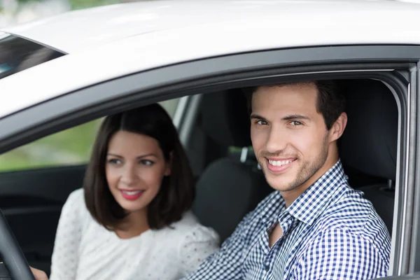 Knappe man-rijdende auto — Stockfoto