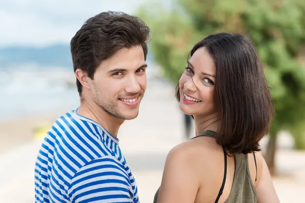 Unga par på tropisk strand — Stockfoto