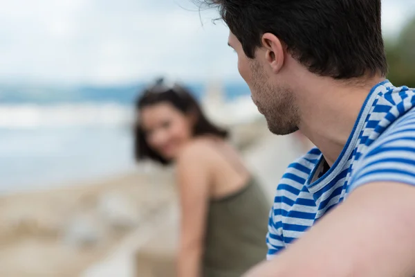 Jovem flertando na praia — Fotografia de Stock