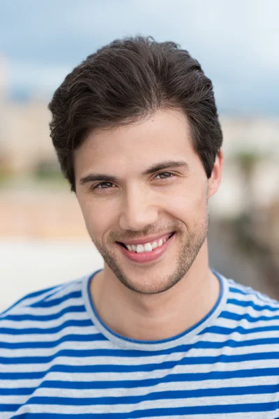 Unshaven jovem posando ao ar livre — Fotografia de Stock