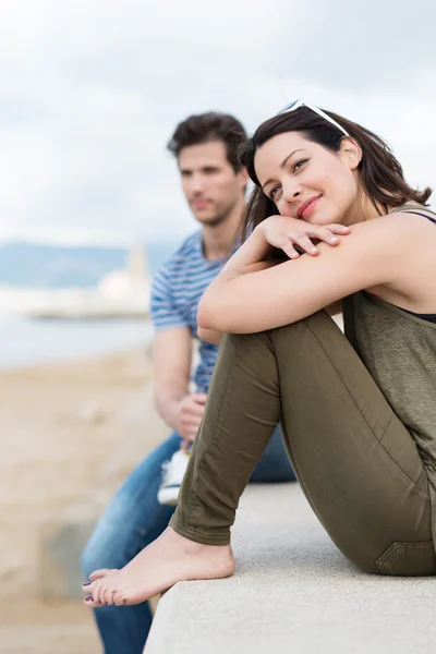 Jeune couple relaxant au bord de la mer — Photo