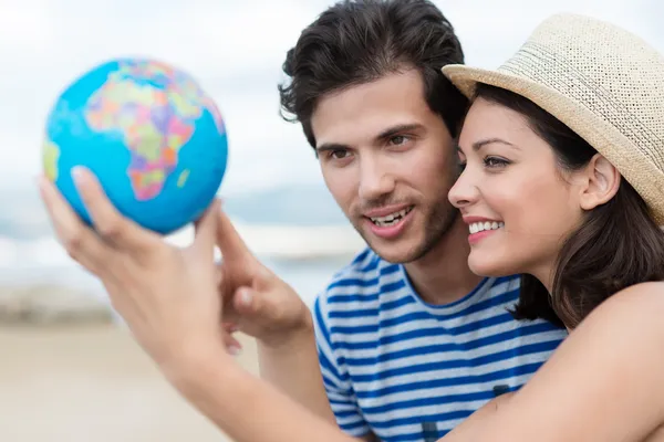 Pareja planeando sus vacaciones — Foto de Stock