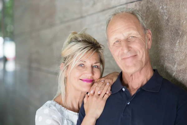 Smiling friendly middle-aged couple — Stock Photo, Image