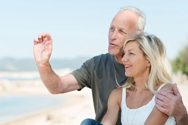 Äldre par njuter av dag till sjöss — Stockfoto
