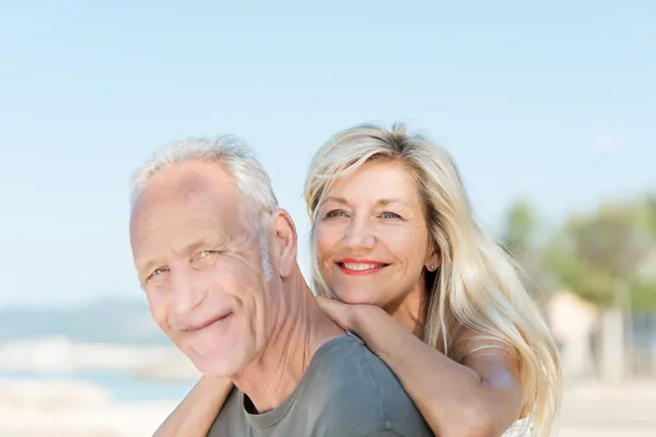 Couple souriant relaxant à la plage — Photo