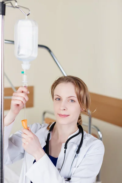 Donna medico controllando flebo salina — Foto Stock