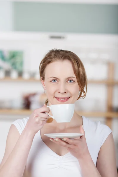 Mujer disfrutando de café — Foto de Stock