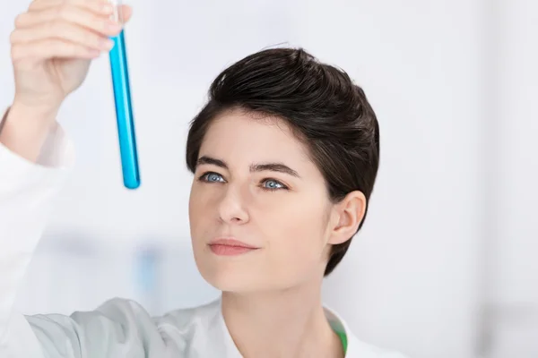 Mujer realizando experimento químico — Foto de Stock