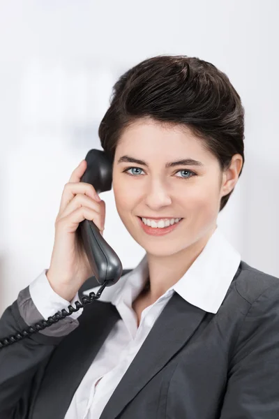 Donna d'affari che risponde al telefono — Foto Stock
