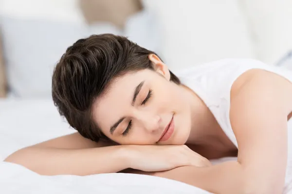 Mujer disfrutando del sueño tranquilo — Foto de Stock