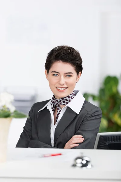 Vackra säker eleganta receptionist — Stockfoto