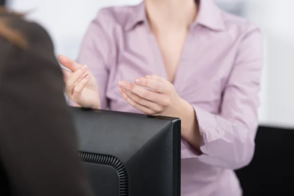 Mains de femme d'affaires en réunion — Photo