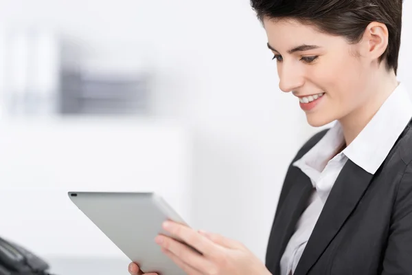 Businesswoman reading tablet computer — Stock Photo, Image