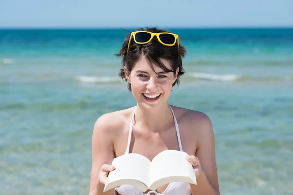 Vivacious woman reading at seaside — Stock Photo, Image