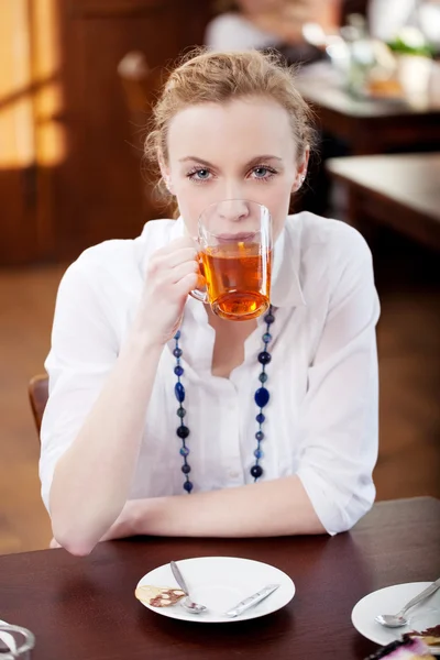 Young woman drinking tea — Stock Photo, Image