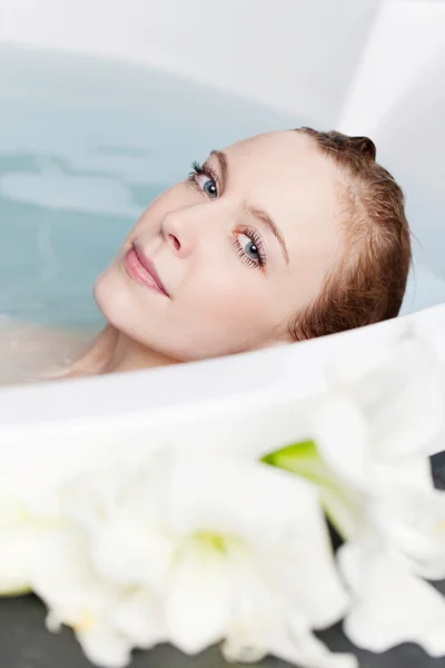 Jeune femme relaxant dans son bain — Photo