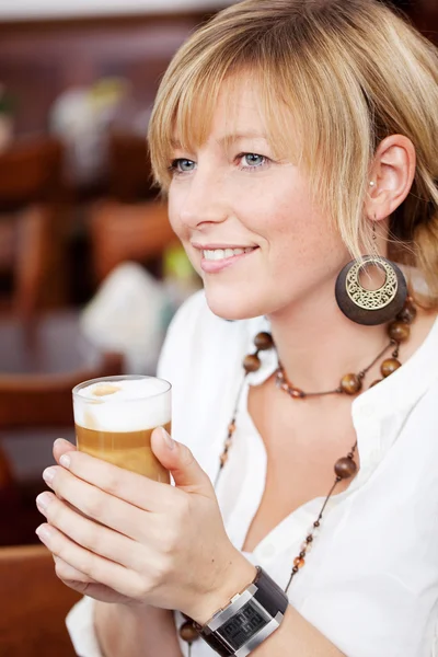 Attraktive Frau mit Bier — Stockfoto