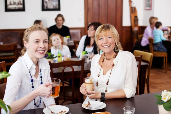 Amigas disfrutando de refrescos — Foto de Stock