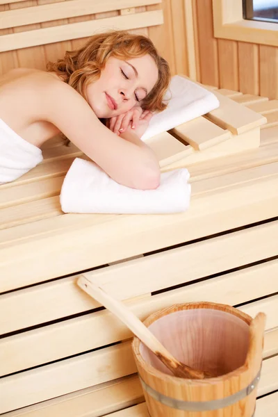 Mujer durmiendo en el baño de sauna — Foto de Stock