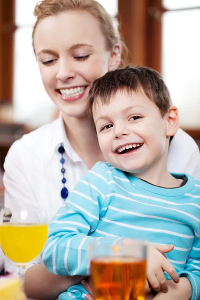 Menino com mãe no restaurante — Fotografia de Stock