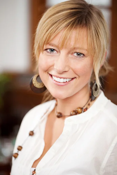 Woman smiling in restaurant — Stock Photo, Image