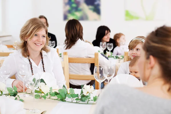 Vrouwelijke gast bij catered functie — Stockfoto