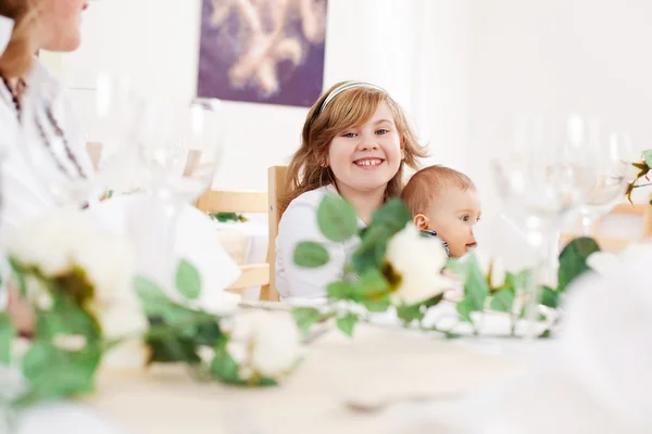 Niños felices en la boda — Foto de Stock