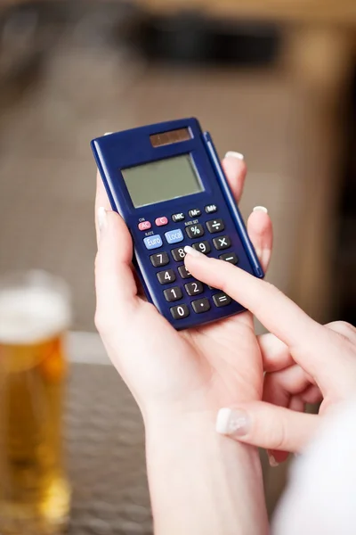 Kvinnens hender med kalkulator – stockfoto