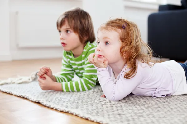 Duas crianças assistindo televisão — Fotografia de Stock