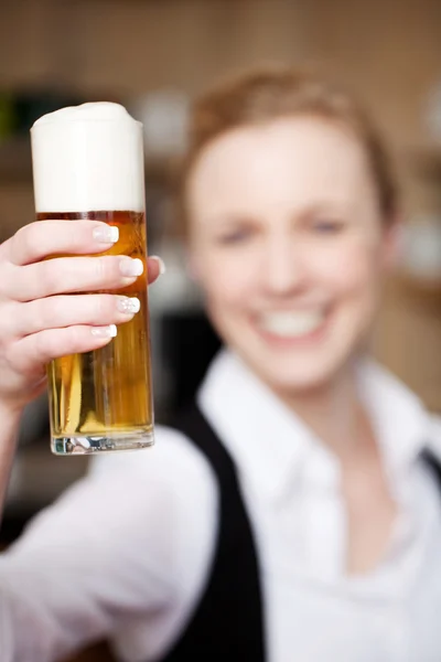 Jonge vrouw met bier roosteren — Stockfoto