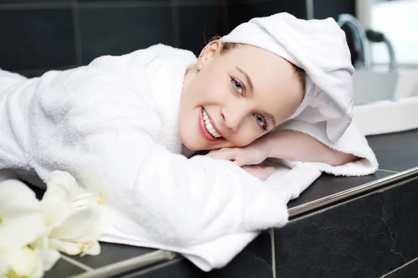 Kvinna som njuter av hälsosam spa-behandling — Stockfoto