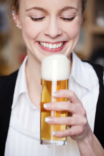 Barista che tiene bicchiere di birra — Foto Stock